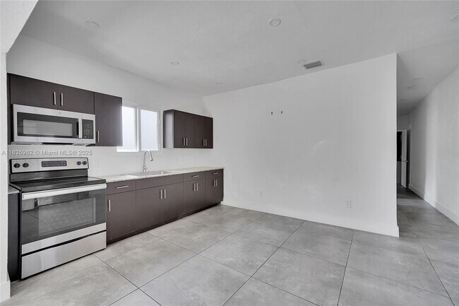 Building Photo - 19 NE 48th St