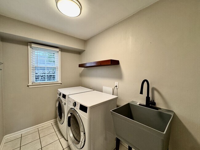 Building Photo - 4-Bedroom Home In Great Neck Meadows! Ready NOW!!! Fenced Backyard! HUGE Corner Lot! Dog Friendly!