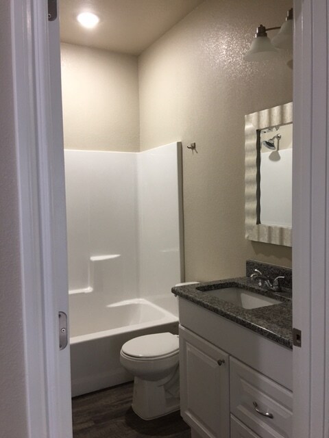 Full hallway bathroom - 2632 E 14th St