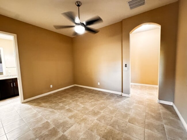 Building Photo - 4 Bedroom + den energy efficient Hamilton High