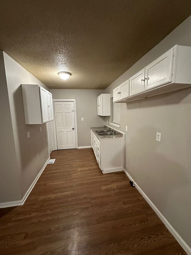 Building Photo - 3 bedroom 1.5 bathroom