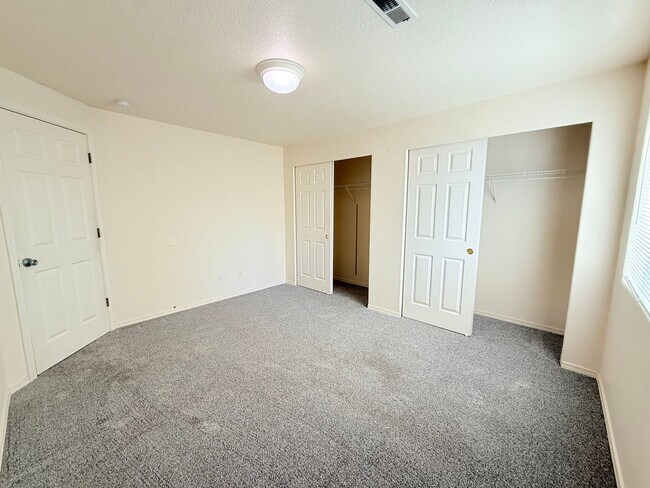 Building Photo - Beautiful 3 Bedroom Beaverton Home with New Carpet and Large Fenced in Backyard!