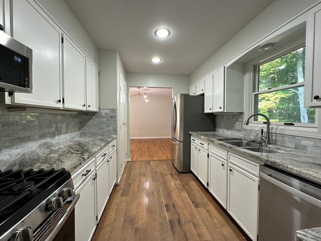 Building Photo - Large 4 bedroom ranch in Forest Hills