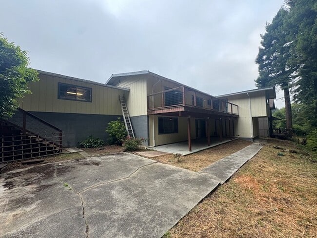 Building Photo - Well located, 4/2, Redwood views