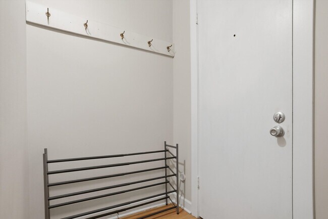 Building Photo - 4335 N Sacramento Ave