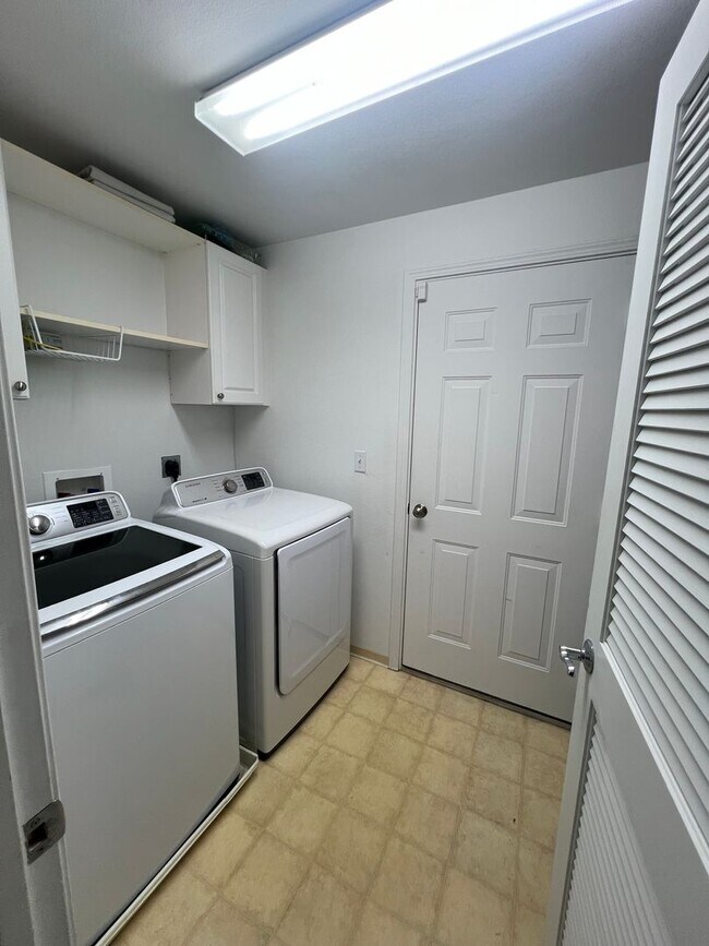 Building Photo - 2 Bedroom / 2.5 Bath Condo with 1 car gara...