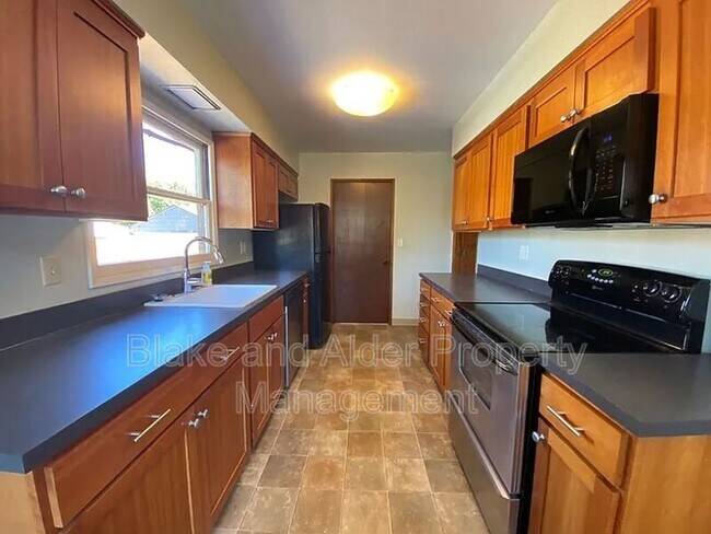 Building Photo - 6410 NE 33rd Ave