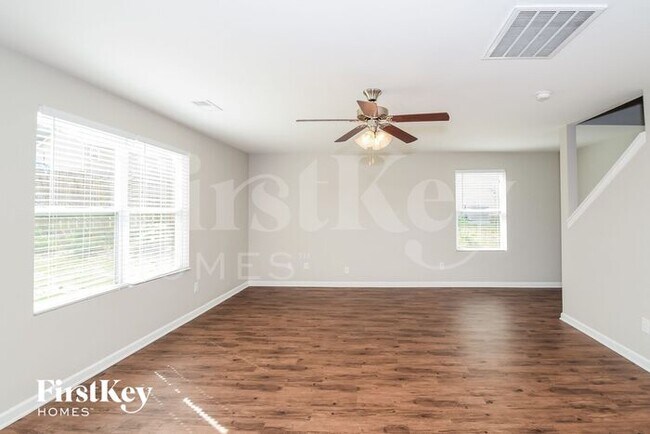 Building Photo - 210 Oakwell St