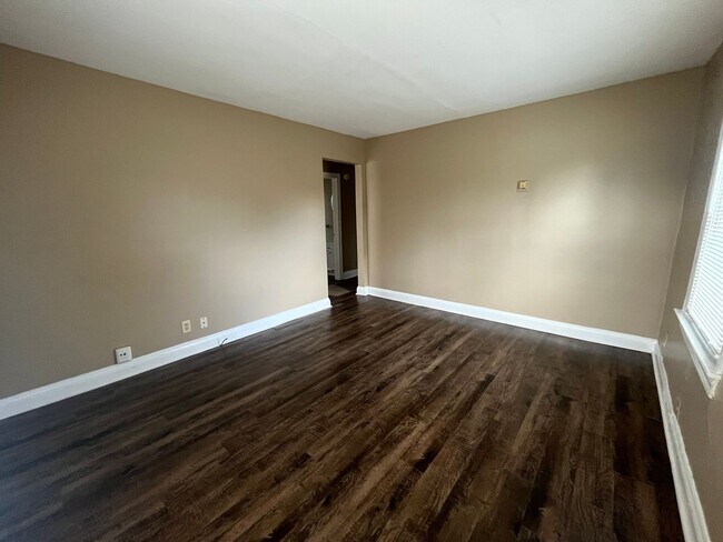 Building Photo - Updated 2 Bedroom 1 Bath Convenient Shively location