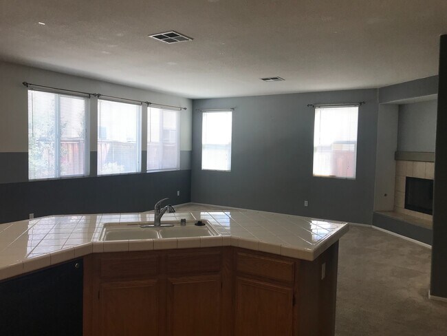 Building Photo - Spacious 5 bedroom with 3 car garage for rent