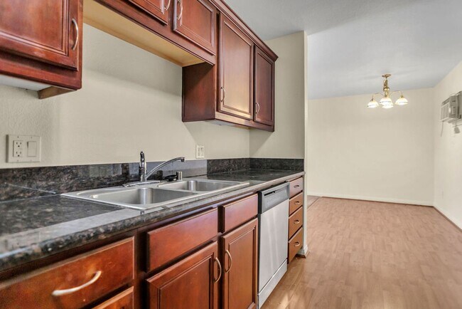 Building Photo - Great 2/1 condo close to SDSU and Colina D...