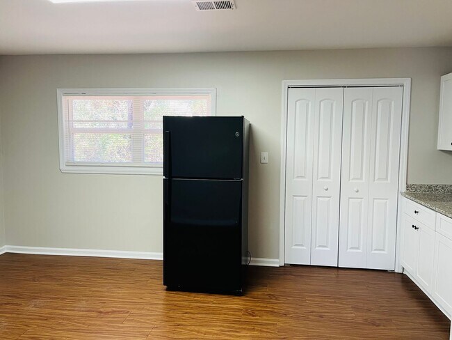 Building Photo - Wow! Check out this charming 3-bedroom, 1....