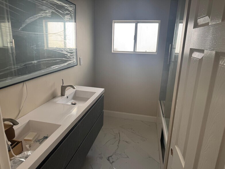 duel sink vanity with jacuzzi tub. - 10821 Otsego St