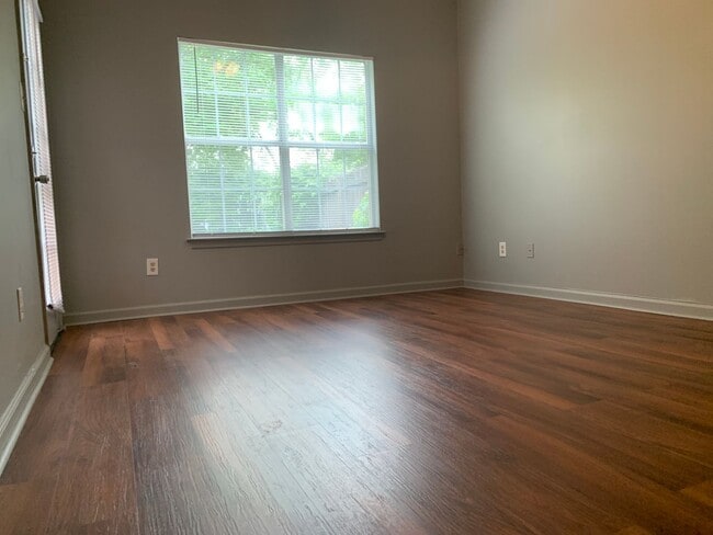 Building Photo - Under repair!