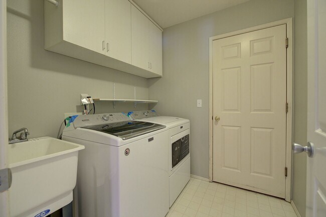 Building Photo - 4Bd/2.5Ba Sammamish Home