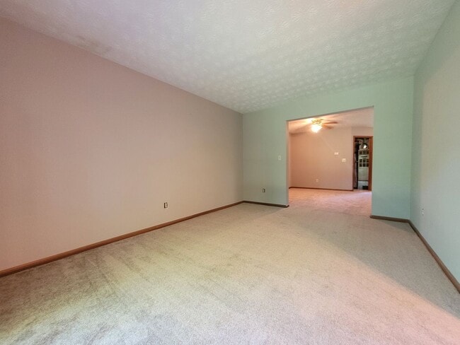 Building Photo - 3 Bedroom, 2.5 Bath Townhouse in Beavercreek!