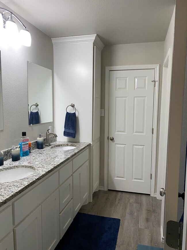 Building Photo - 525 N Chicago Ave