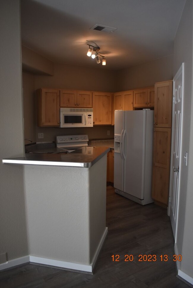 Building Photo - Beautiful 2 BR / 2 BA Condo with 1 car gar...