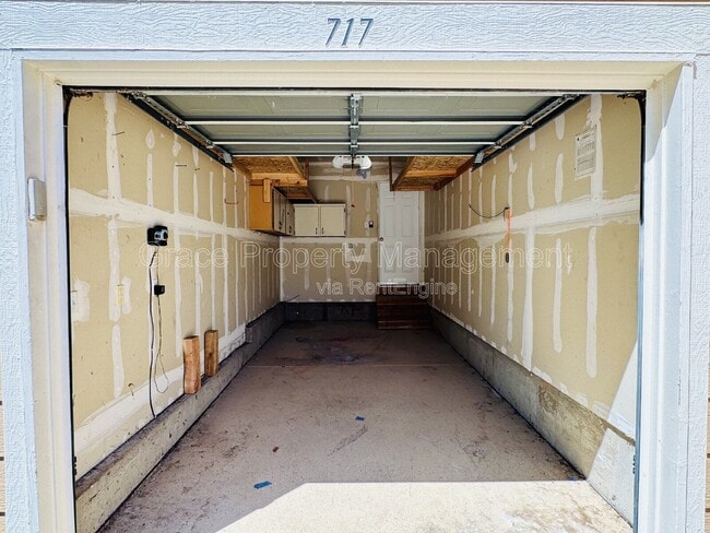 Building Photo - 717 Mockingbird St
