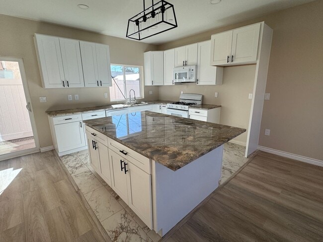 Building Photo - Beautiful Brand New 2 Story Home