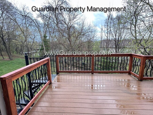 Building Photo - Minnetonka Home, 3 Car Garage, Large Primary, Updated Kitchen, Patio