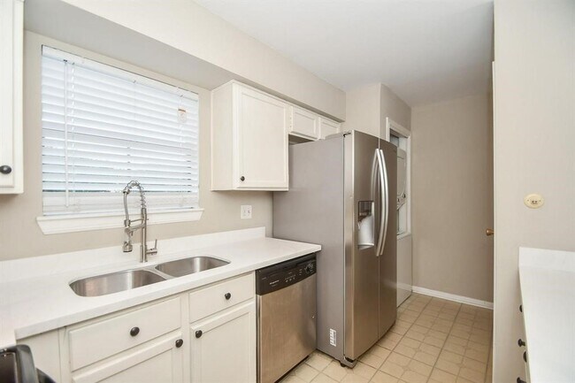 Building Photo - 3150 Walnut Bend Ln