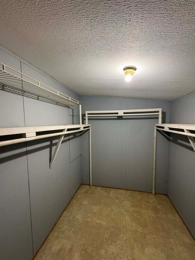 Building Photo - Spacious 3 Bedroom, 2 Bathroom Home!