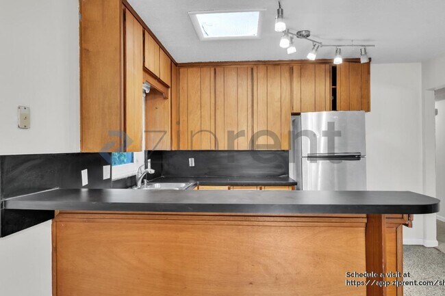 Building Photo - 803 Ellendale Dr