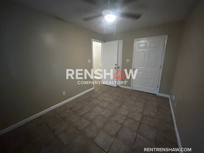 Building Photo - 392 Main St