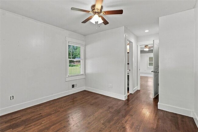 Building Photo - 208 Yancy Dr SE