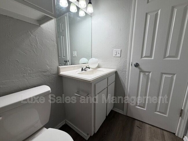 Building Photo - 205 S Meadow Ln
