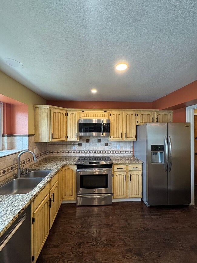 Building Photo - 5 Bedroom Home in Broadmoor Bluffs