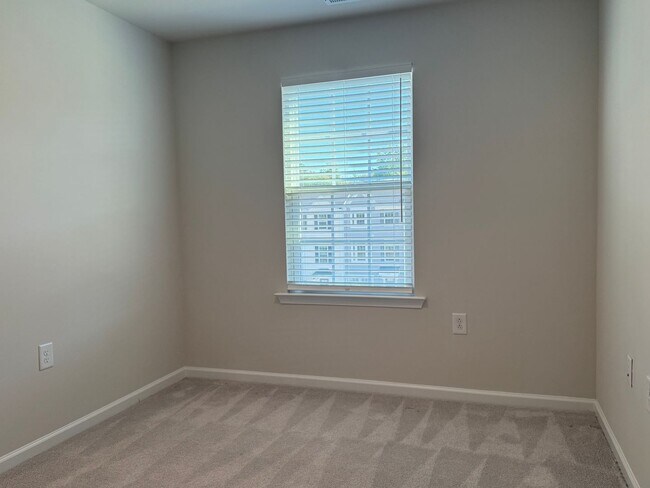 Building Photo - Amazing 3 Bedroom Townhome in North East R...