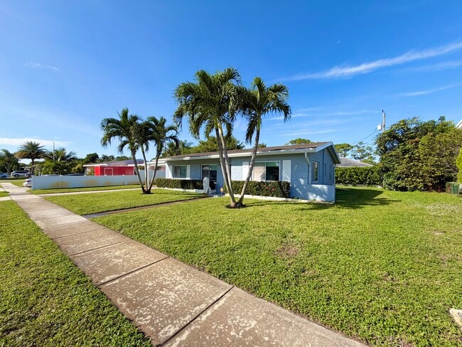 Building Photo - 1615 Crest Dr