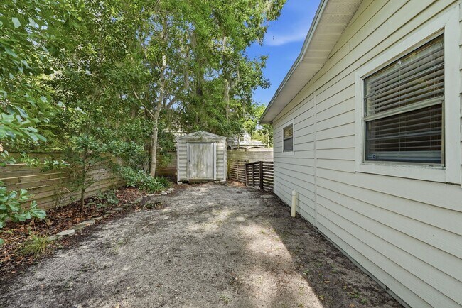 Building Photo - Quiet neighborhood, Centrally located, 3 bedroom 2 bath home in NW