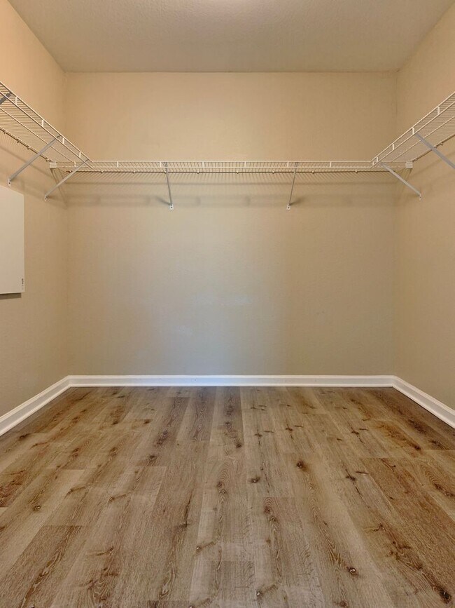 Building Photo - 4 Bedroom Home in Hollister  - No App Fee