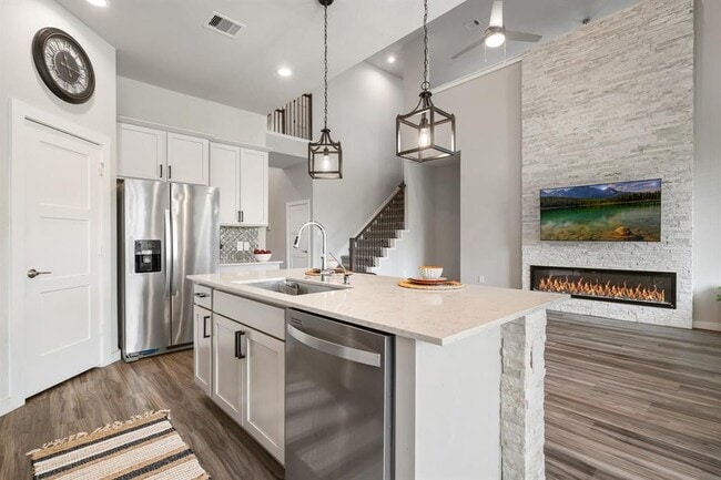 Building Photo - 14261 Lake Lodge Dr