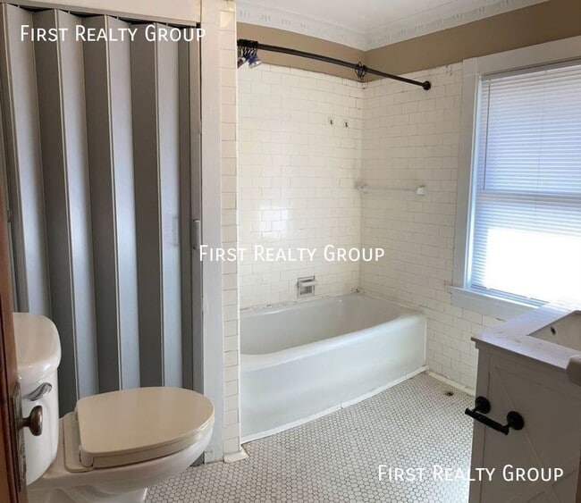 Building Photo - 1102 Beaumont-