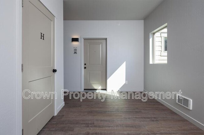 Building Photo - 202 Sawyer Ln