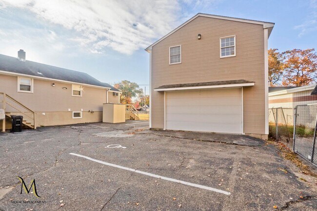 Building Photo - 1692 Memorial Dr