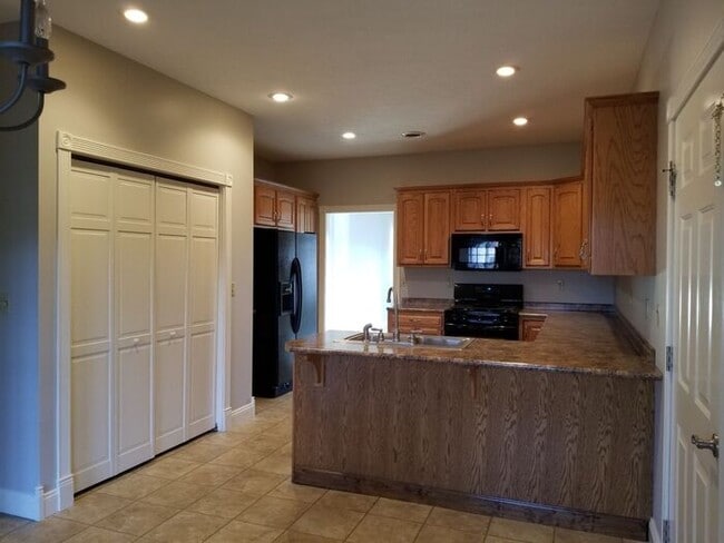 Building Photo - Large Duplex Overlooking Idle Creek