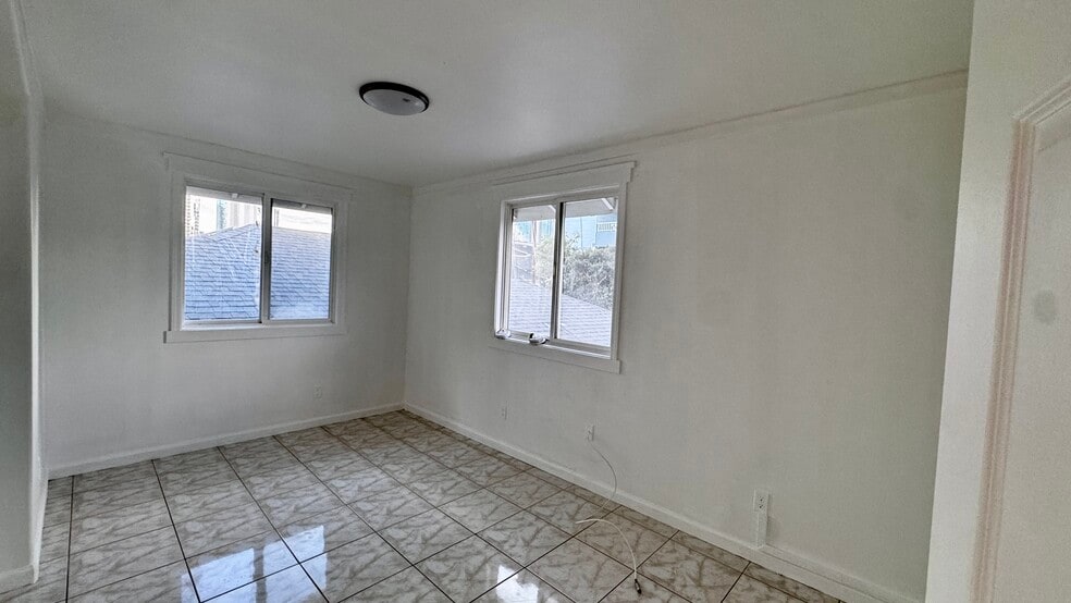 Building Photo - 1128 Elm St