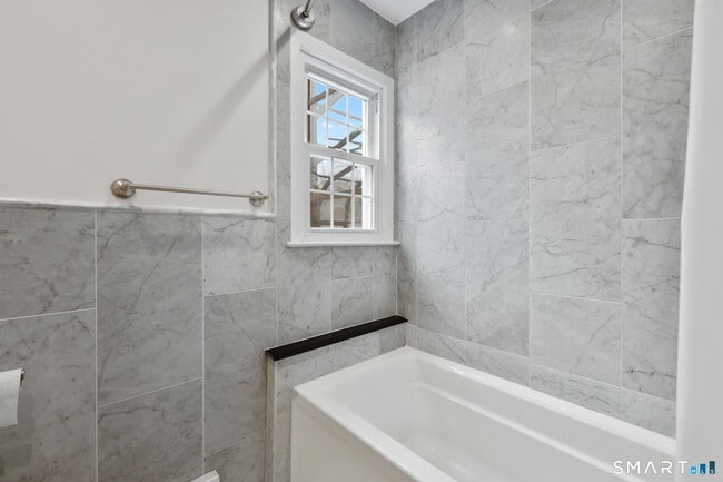 Building Photo - 5 River St