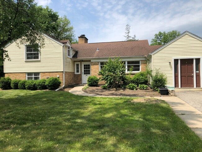 Primary Photo - 250 Woodstock Ave