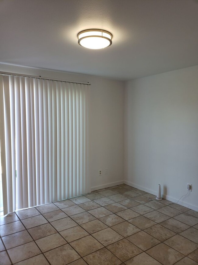 Building Photo - 2 Bedroom Townhome - Spacious!