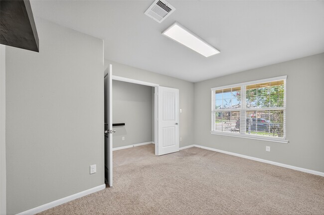Building Photo - 718 Harvest Bluff Dr