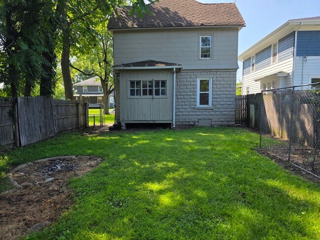 Building Photo - 305 E Bowman St