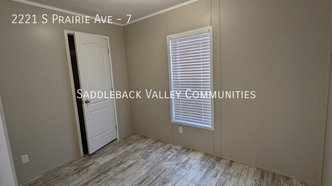 Building Photo - 2221 S Prairie Ave