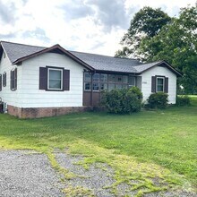 Building Photo - Farm house with 3 bedrooms, 1 1/2 baths