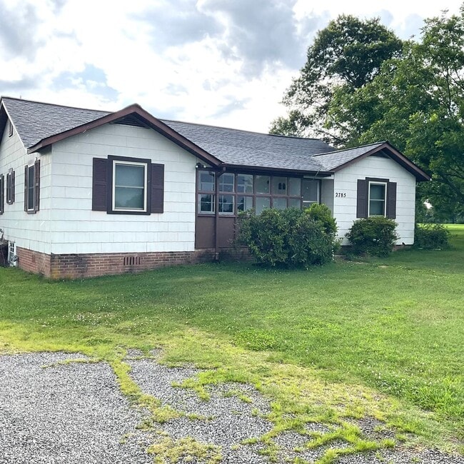 Primary Photo - Farm house with 3 bedrooms, 1 1/2 baths